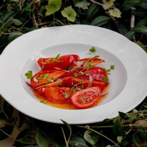 Салат из томатов с луком